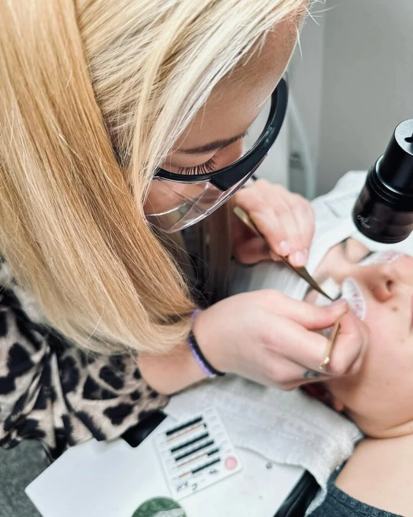 Wimpernbehandlung im Studio – präzises Ansetzen der Wimpern