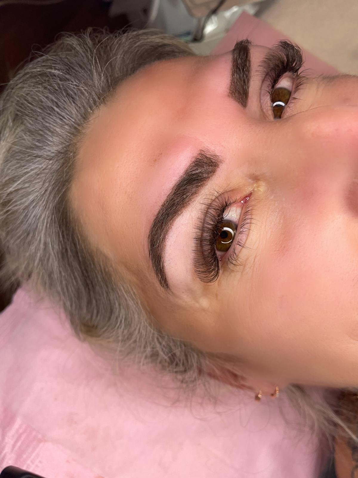 Augenbrauen im Powder- und Shading-Look mit Wimpernverlängerung
